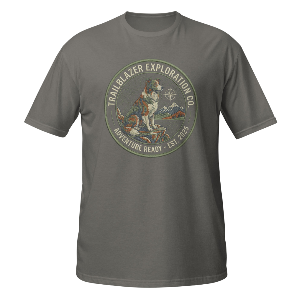 t-shirt met een ronde outdoor patch illustratie van een Border Collie op een berg met topografische lijnen en de tekst Trailblazer Exploration Co.
